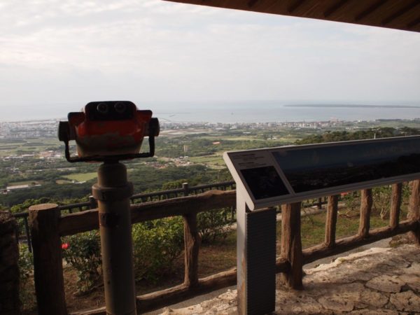 バンナ公園エメラルドの海を見る展望台双眼鏡