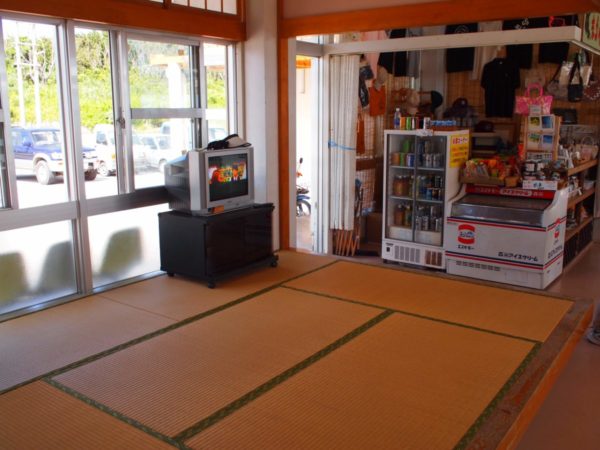 黒島港旧ターミナル内